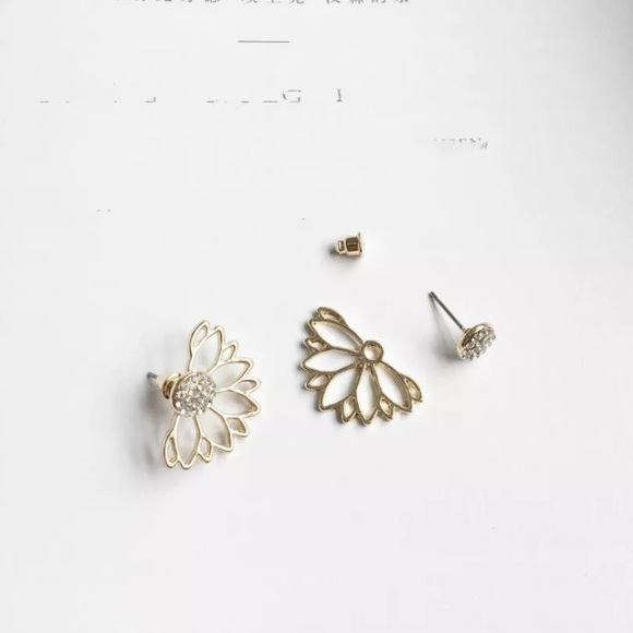 Gold Tone Flower Earrings ear ring - Picture 6 of 6